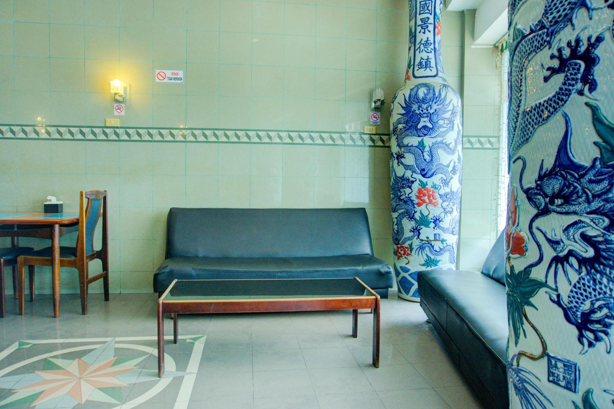 Townhouse Oak Palembang Near Jembatan Ampera Formerly Azzura Hotel Exterior photo
