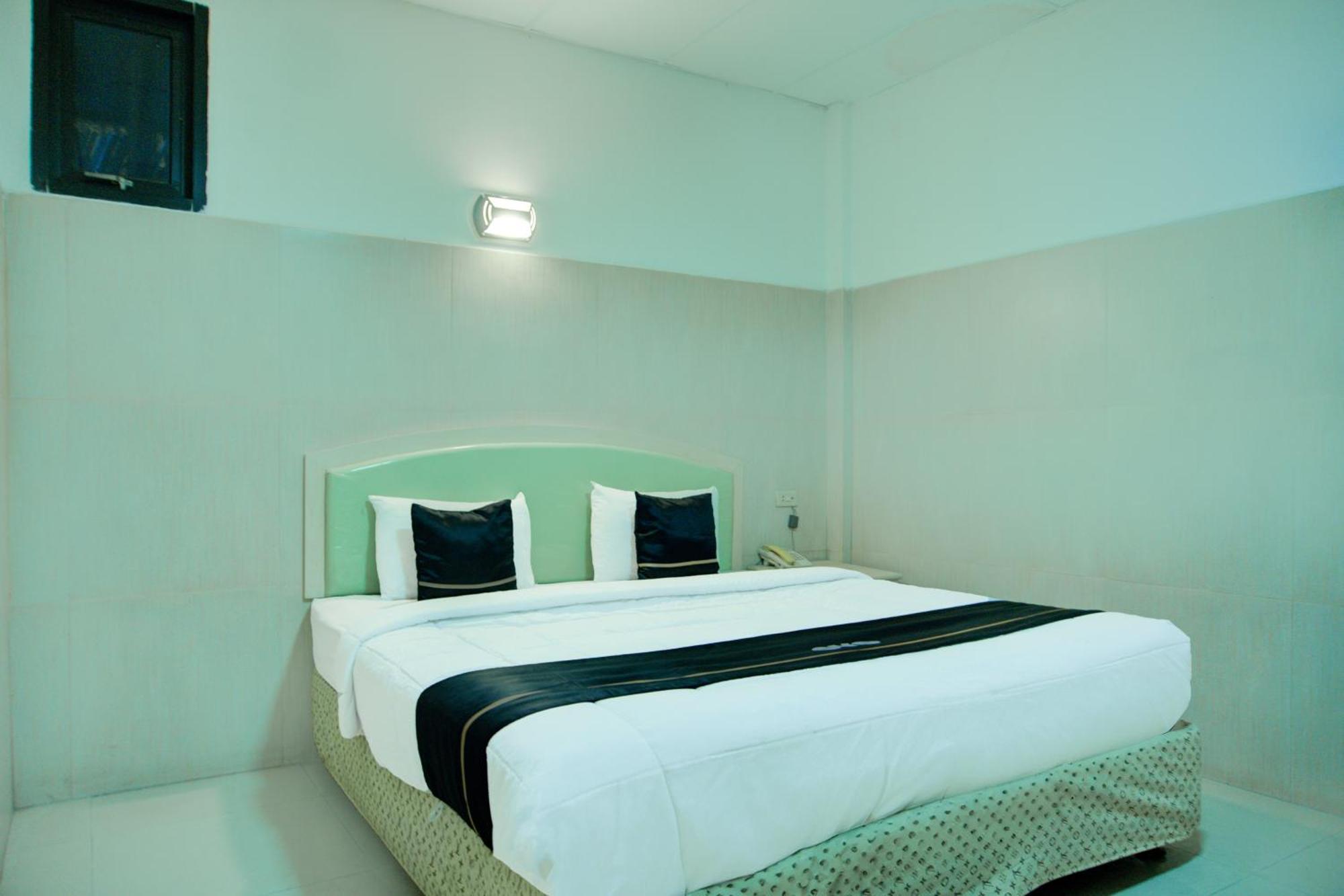 Townhouse Oak Palembang Near Jembatan Ampera Formerly Azzura Hotel Exterior photo